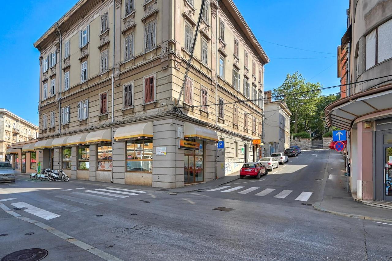Apartamento Collins Amethyst Center Pula Exterior foto